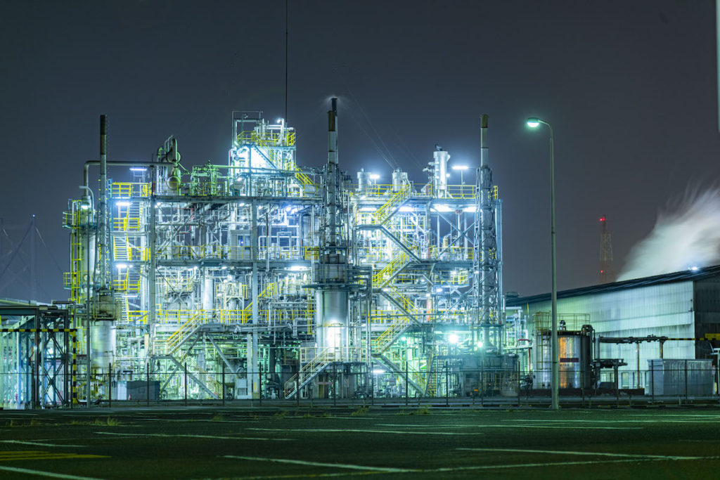 四国香川の坂出市にある番の州からの三菱ケミカル工場夜景